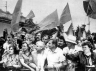 /Files/Люди під стінами Верховної Ради.jpg